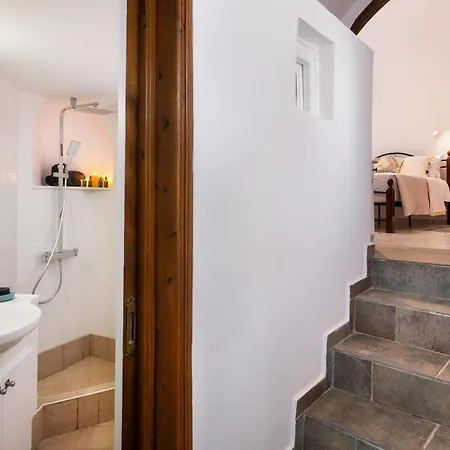 Canaves - Nefeli Karterados (Santorini)